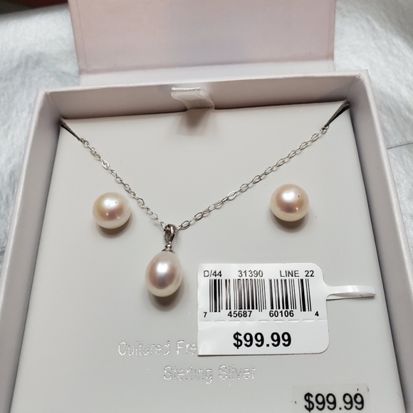 "NWT" Necklace and earring pearl set - Picture 2 of 8